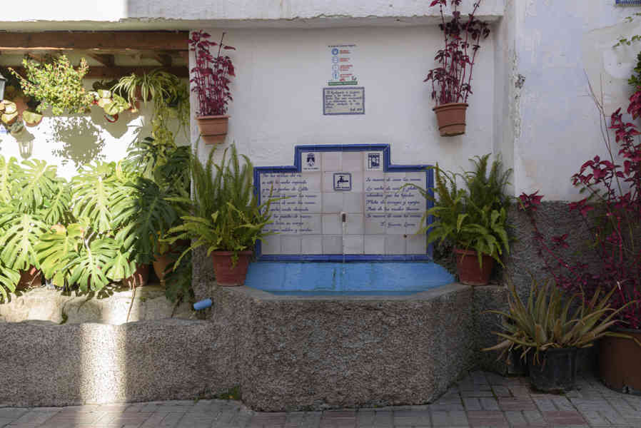 Granada - la Alpujarra 043 - Lanjarón - plazeta de Santa Ana - fuente.jpg